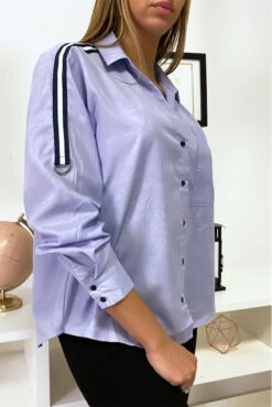Chemise Bleue à Bande Rayé Sur épaules.