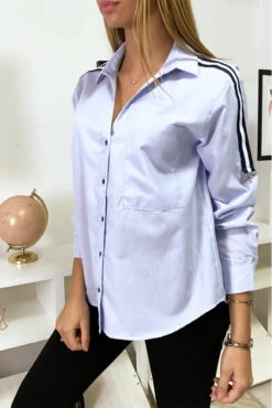 Chemise Bleue Clair à Bande Rayé Sur épaules.