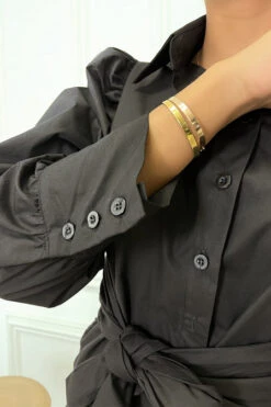 Chemise Noire Avec Manches Bouffante Et Ceinture Intégré