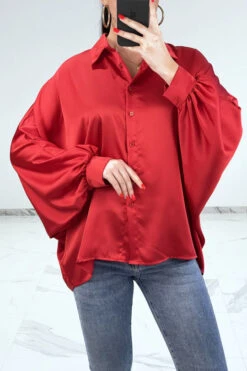 Chemise Rouge Satinée Oversize Avec Manches Chauve-souris
