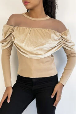 Haut Beige Effet Velours Et Maille Transparente Au Niveau Des épaules Pour Un Effet Col Bateau