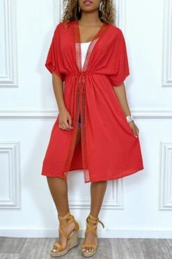 Kimono Mi-long Rouge Ceinturé Avec Dentelle