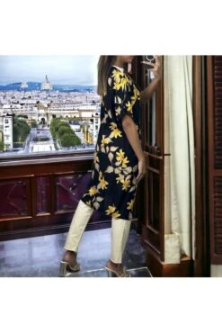 Kimono Motif Fleuris Noir Et Jaune Manches Courtes