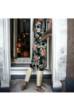 Kimono Noir Motif Feuilles Manches Courtes