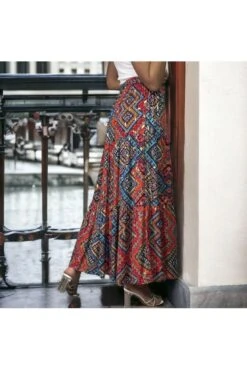 Longue Jupe Rouge évasé Avec Joli Motif