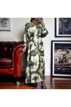 Longue Robe Satiné Kaki Avec Joli Motif Pastel