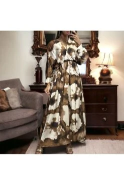 Longue Robe Satiné Marron Avec Joli Motif Pastel