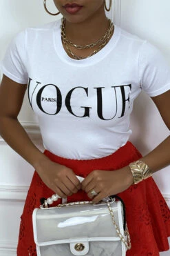 Tee-shirt Blanc Avec écriture VOGUE En Noir